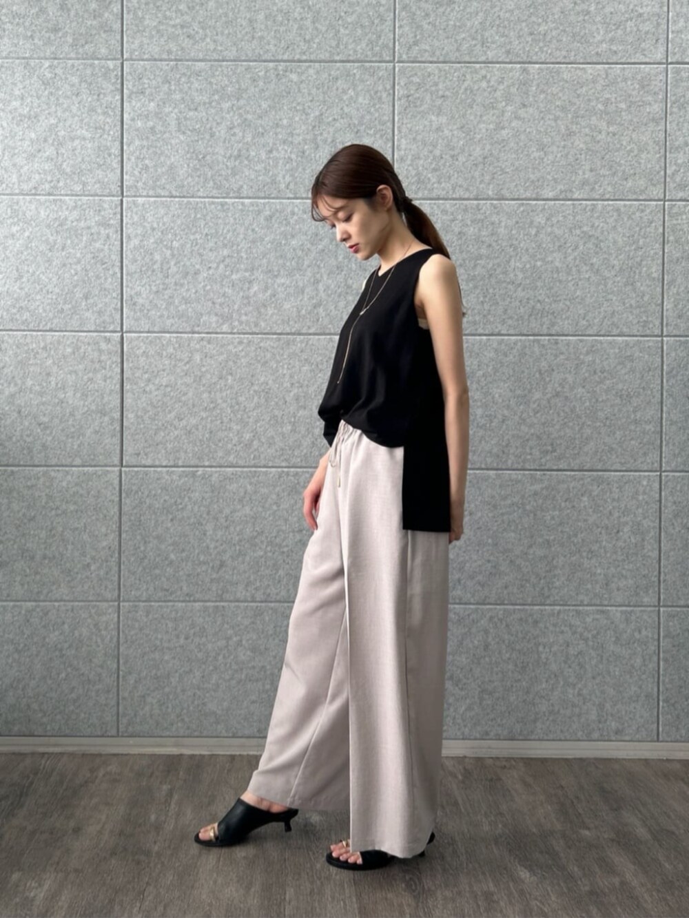 ブラック系のシャツ/ブラウス、グレー系のその他パンツを着用したレディースの夏コーディネートの2枚目の写真