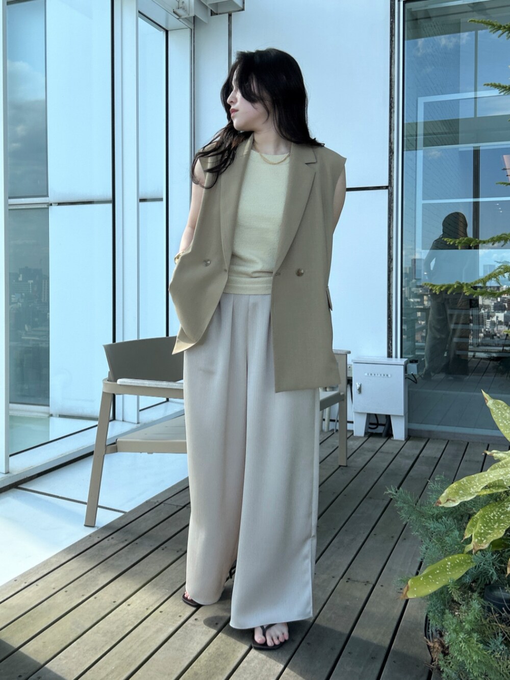ベージュ系のその他パンツ、ベージュ系のベスト、ベージュ系のタンクトップを着用したレディースの春コーディネートの3枚目の写真