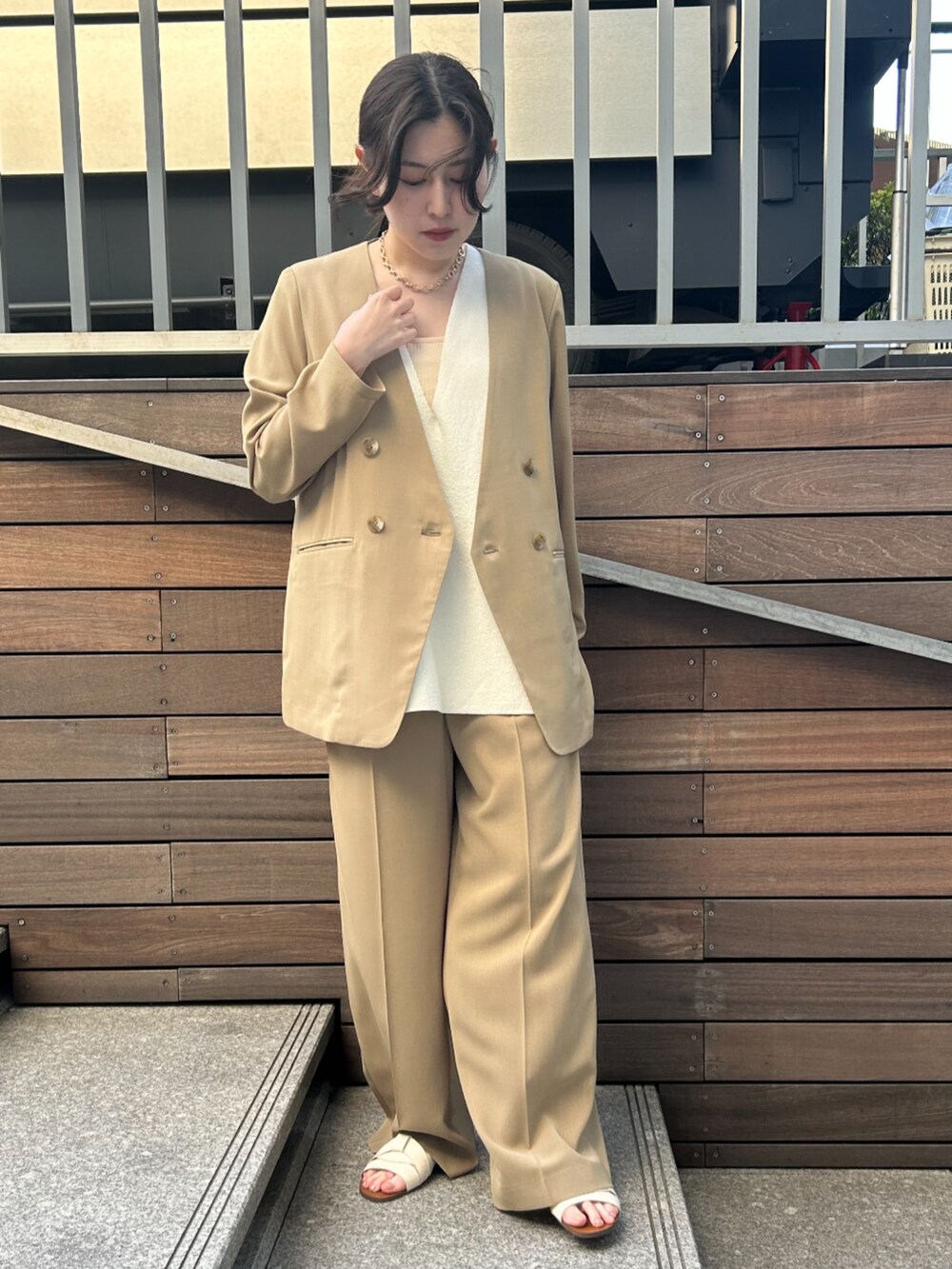 ホワイト系のベスト、ベージュ系のノーカラージャケット、ベージュ系のその他パンツを着用したレディースの春コーディネートの2枚目の写真