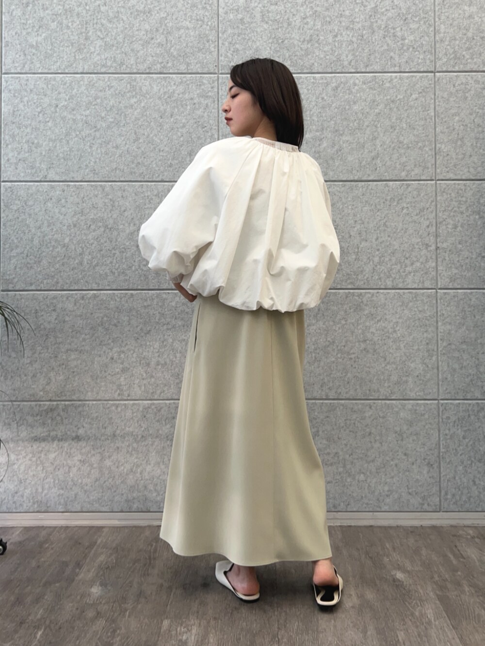 ホワイト系のTシャツ/カットソー、ベージュ系のワンピース、ホワイト系のブルゾンを着用したレディースの春コーディネートの5枚目の写真
