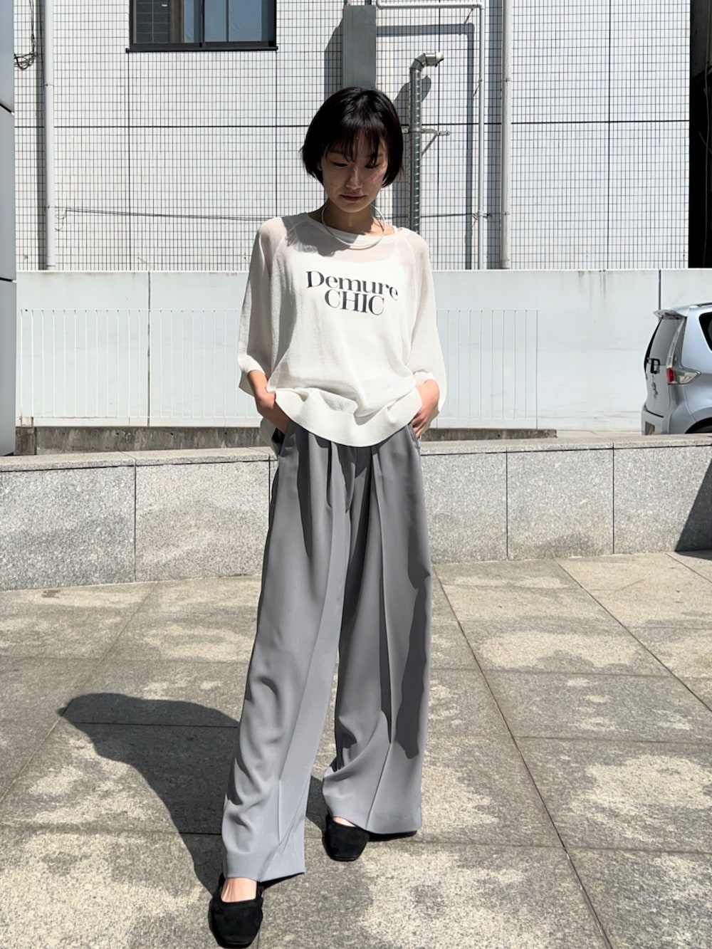 グレー系のその他パンツ、ホワイト系のニット/セーターを着用したレディースの春コーディネートの4枚目の写真