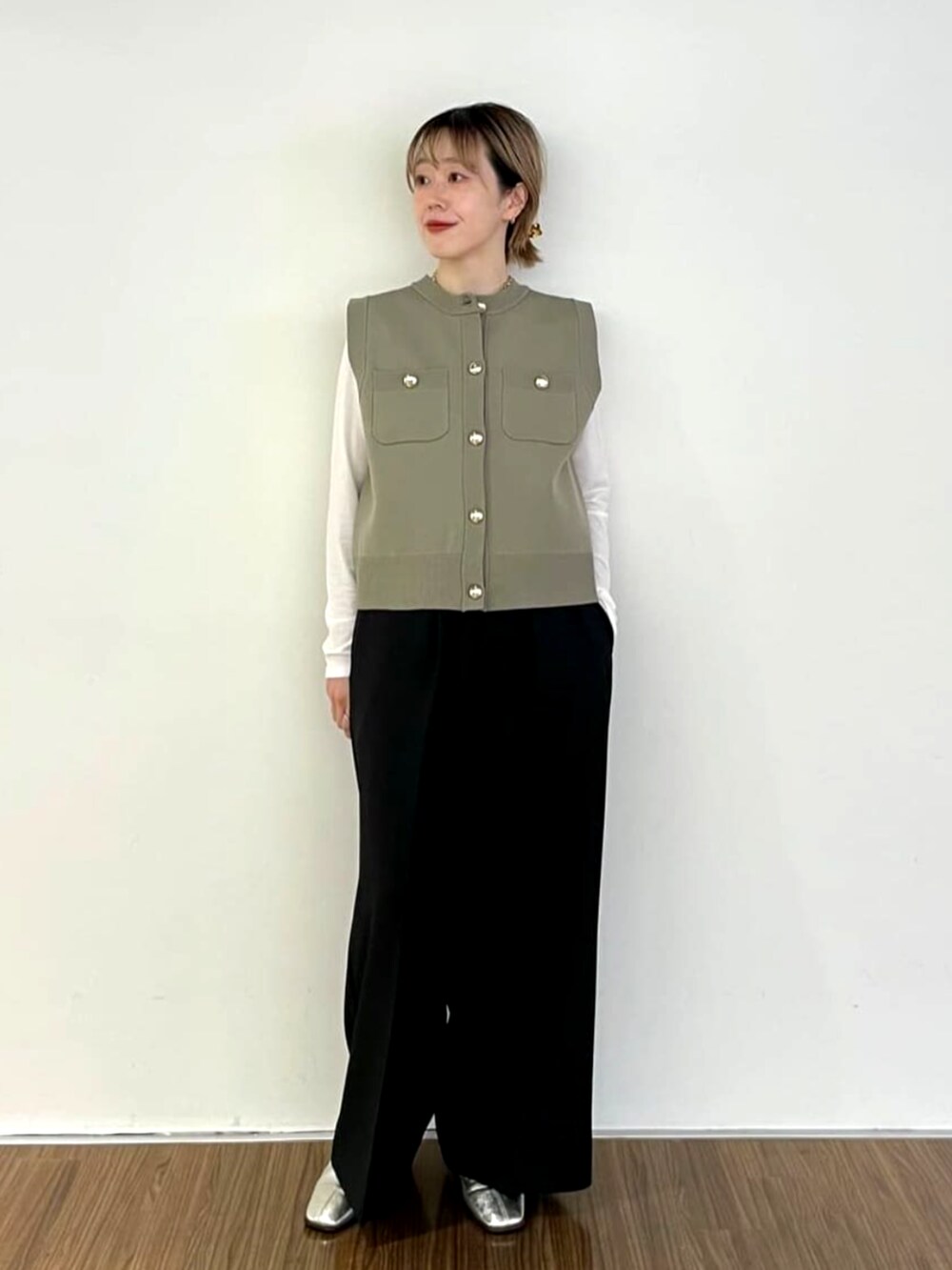 「秋コーデ、秋服、ジレ、ベスト、ロンパース、モノトーンコーデ、オトナカジュアル、きれいめカジュアル、大人ファッション、大人コーデ、レイヤードスタイル、秋のコーデ、シアートップス」｜「cloencのラウンドネックプルオーバー（Tシャツ/カットソー、ホワイト系）」を使った、cloencさん（レディース・160cm）の秋コーディネートの3枚目の写真