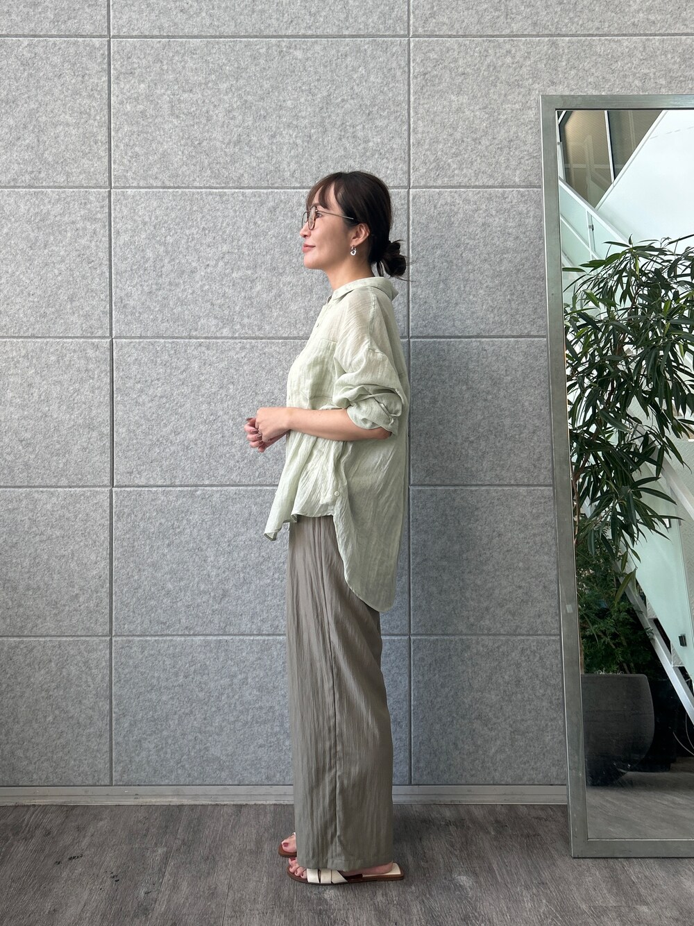 グリーン系のシャツ/ブラウス、グリーン系のその他パンツを着用したレディースの夏コーディネートの4枚目の写真