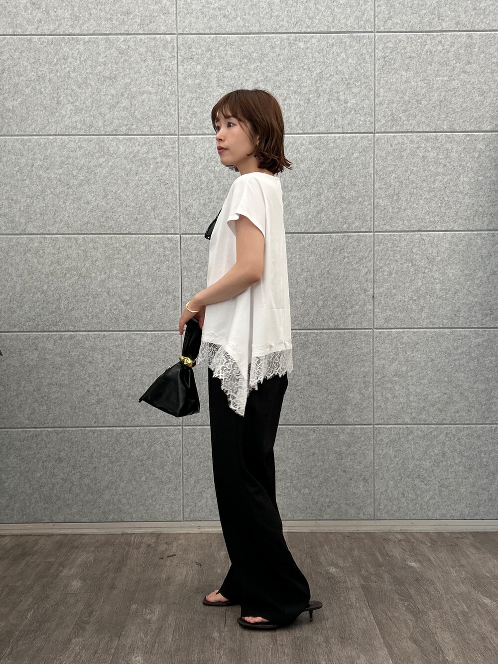ホワイト系のTシャツ/カットソー、ブラック系のその他パンツを着用したレディースの夏コーディネートの4枚目の写真