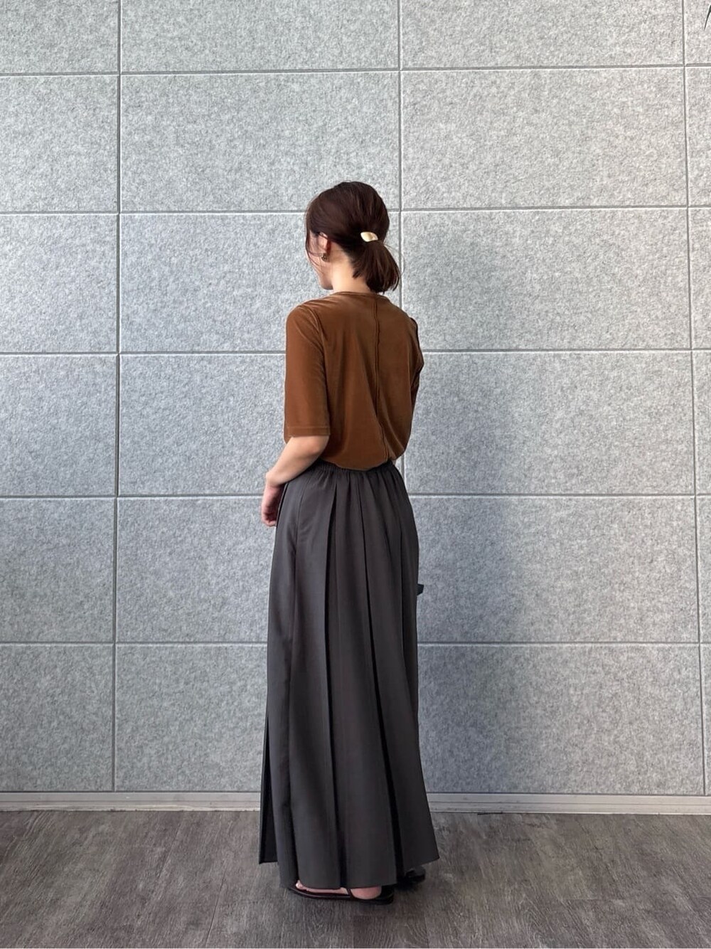 イエロー系のTシャツ/カットソー、グレー系のスカートを着用したレディースの夏コーディネートの4枚目の写真