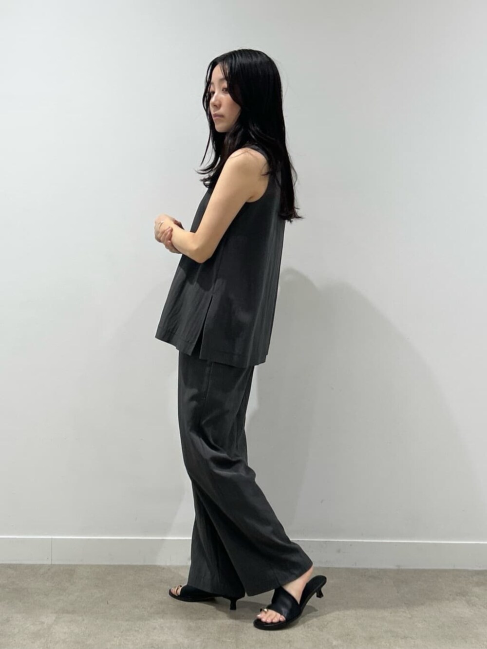 グレー系のその他パンツ、グレー系のシャツ/ブラウスを着用したレディースの春コーディネートの4枚目の写真