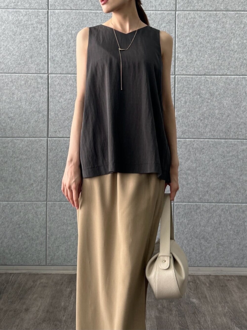 グレー系のスカート、グレー系のシャツ/ブラウスを着用したレディースの夏コーディネートの5枚目の写真