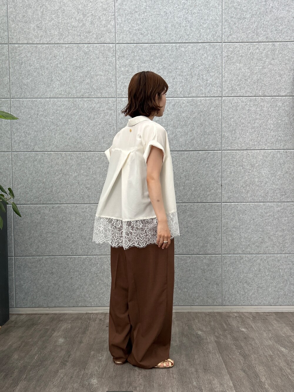 ホワイト系のシャツ/ブラウス、ブラウン系のサロペット/オーバーオールを着用したレディースの夏コーディネートの5枚目の写真