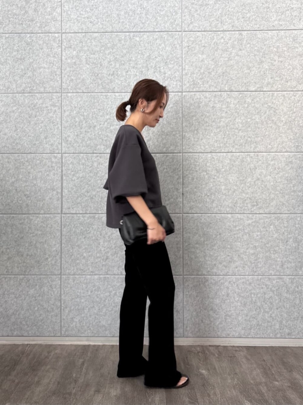 ブラック系のその他パンツ、グレー系のTシャツ/カットソーを着用したレディースの秋コーディネートの3枚目の写真