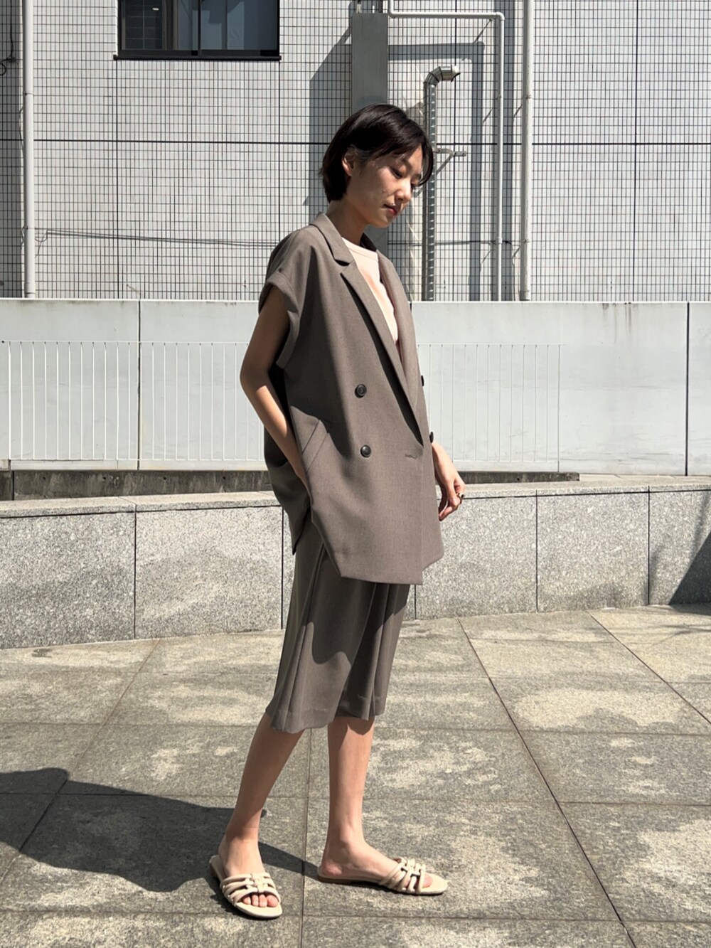 ブラウン系のテーラードジャケット、ブラウン系のその他パンツ、ピンク系のTシャツ/カットソーを着用したレディースの春コーディネートの5枚目の写真