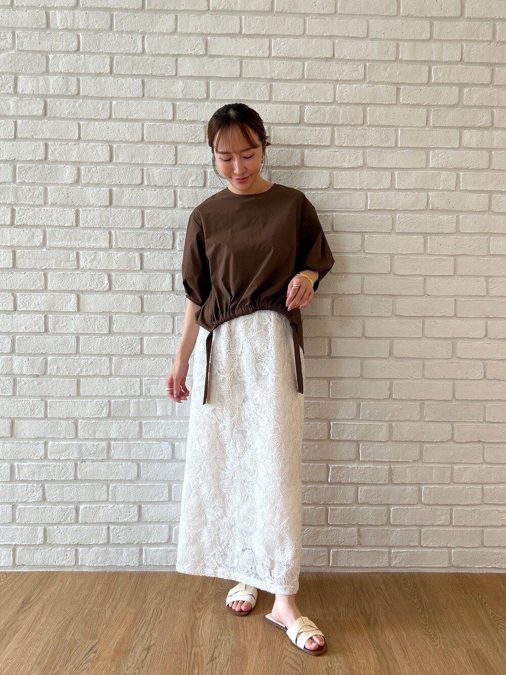 ブラウン系のシャツ/ブラウス、ホワイト系のスカートを着用したレディースの春コーディネートの2枚目の写真