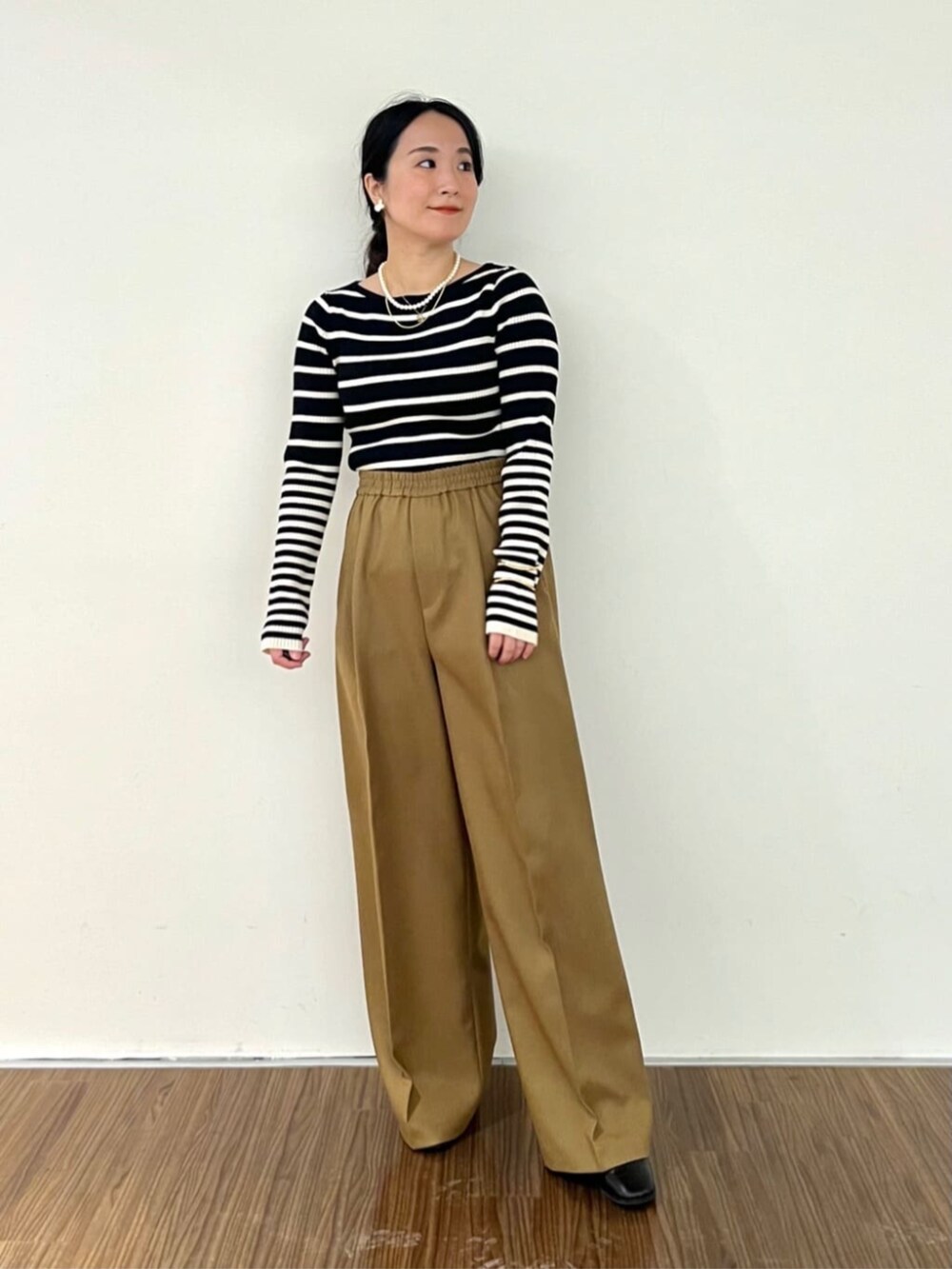 ブラック系のニット/セーター、イエロー系のその他パンツ、イエロー系のテーラードジャケットを着用したレディースの秋コーディネートの7枚目の写真