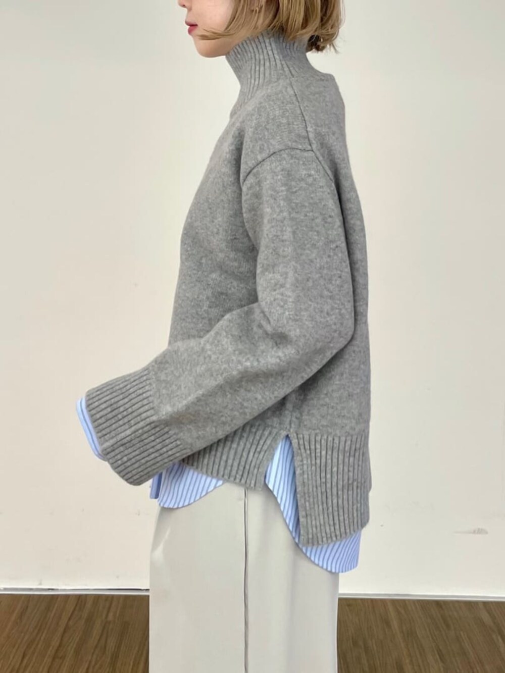 ベージュ系のその他パンツ、グレー系のニット/セーター、ブルー系のシャツ/ブラウスを着用したレディースの秋コーディネートの8枚目の写真