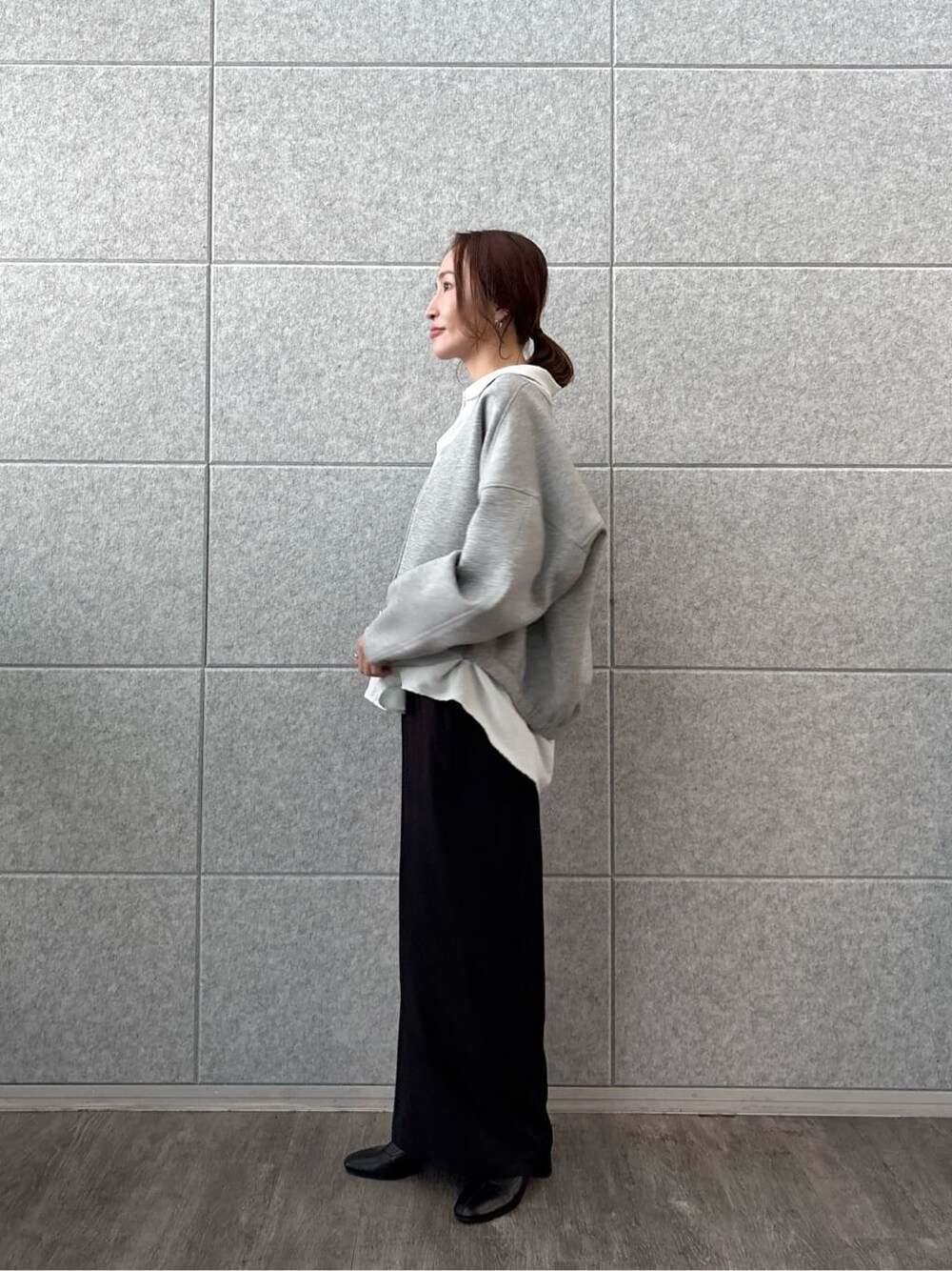 グレー系のブルゾン、ブルー系のシャツ/ブラウス、ブラック系のその他パンツを着用したレディースの秋コーディネートの3枚目の写真