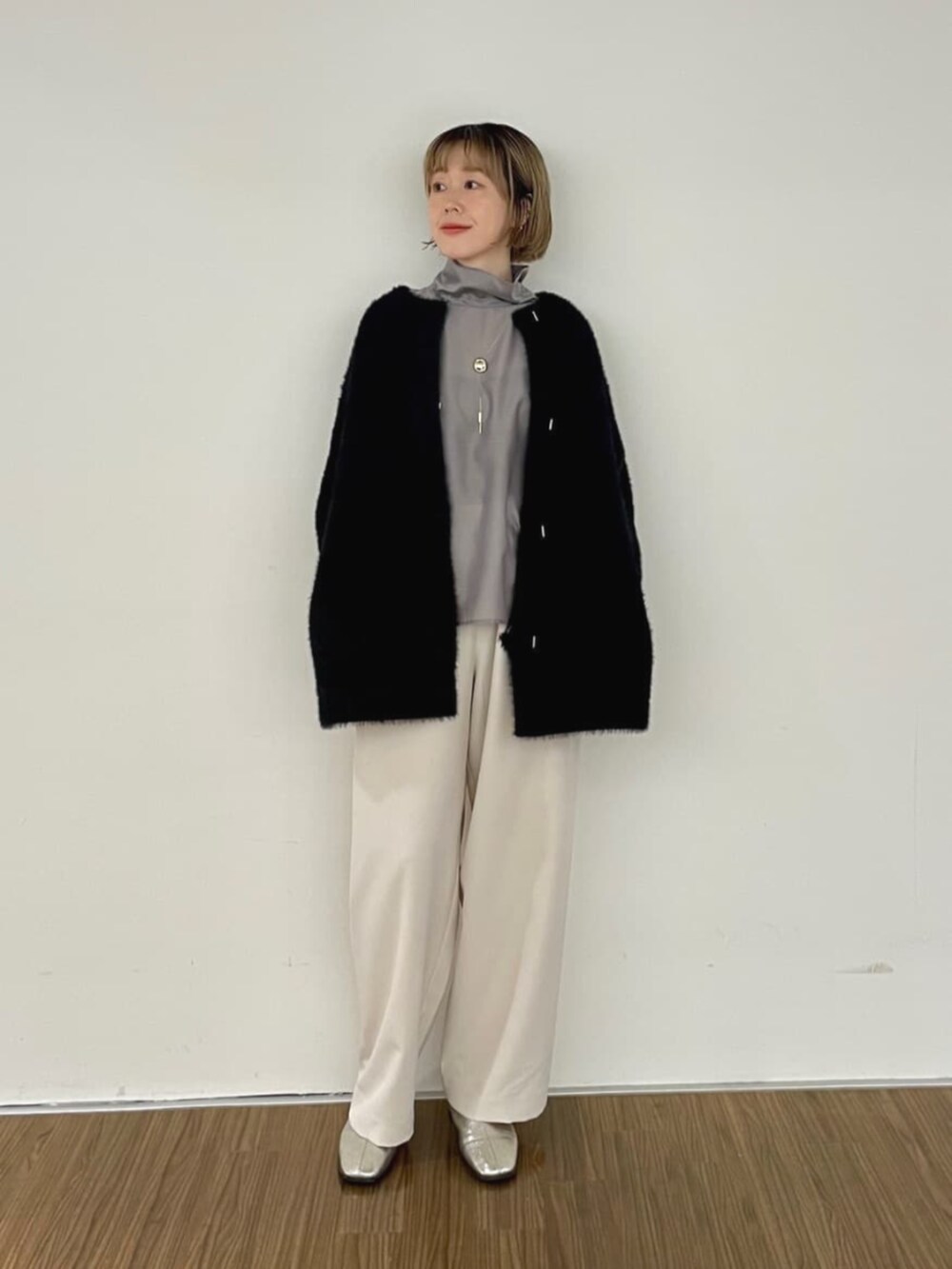 ブラック系のカーディガン/ボレロ、ベージュ系のその他パンツ、グレー系のシャツ/ブラウスを着用したレディースの秋コーディネートの3枚目の写真