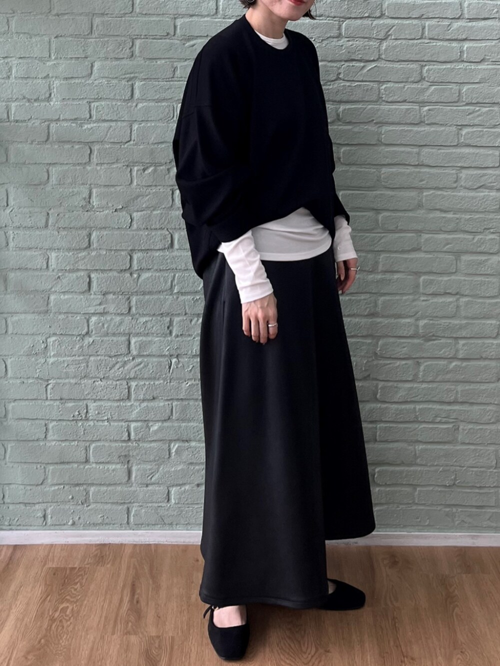 ホワイト系のTシャツ/カットソー、ブラック系のスカート、ブラック系のスウェットを着用したレディースの秋コーディネートの3枚目の写真
