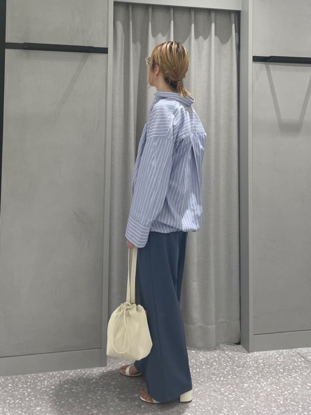 ブルー系のその他パンツ、ブルー系のシャツ/ブラウスを着用したレディースの秋コーディネートの4枚目の写真