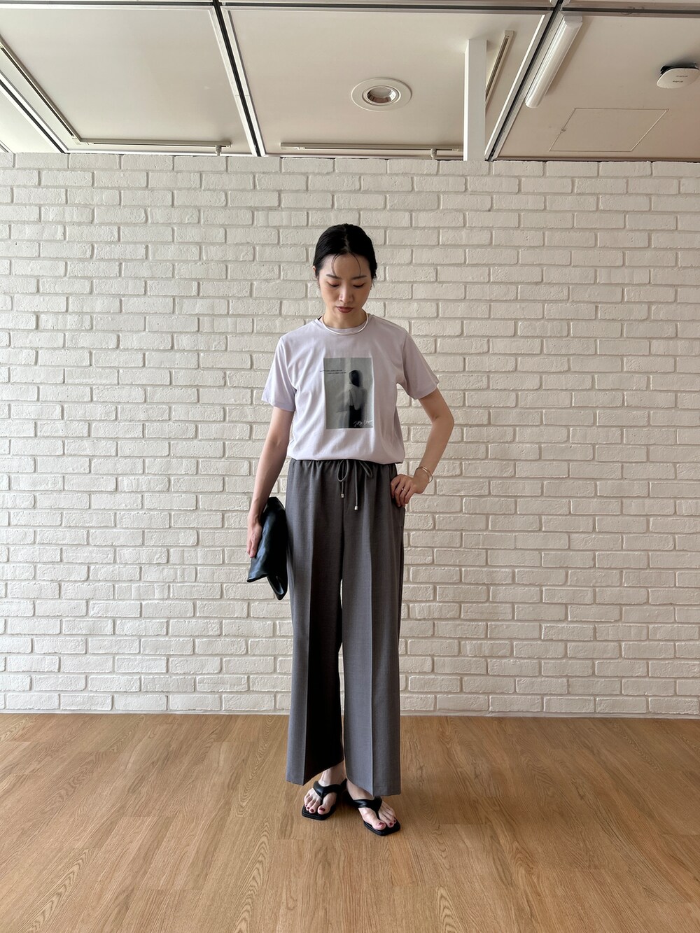 グレー系のその他パンツを着用したレディースの春コーディネートの2枚目の写真