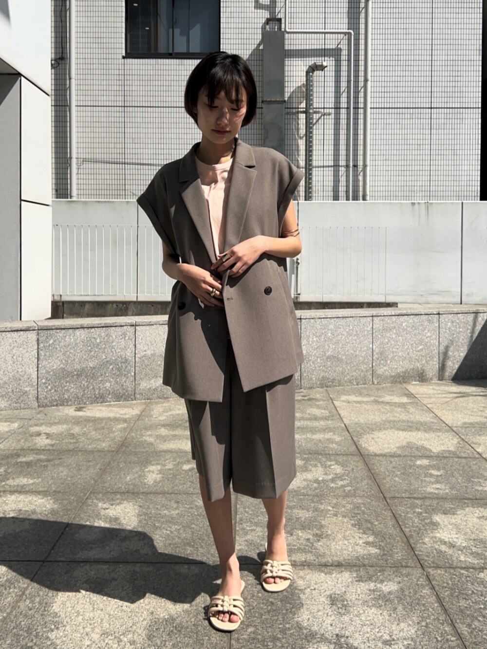 ブラウン系のテーラードジャケット、ブラウン系のその他パンツ、ピンク系のTシャツ/カットソーを着用したレディースの春コーディネートの2枚目の写真