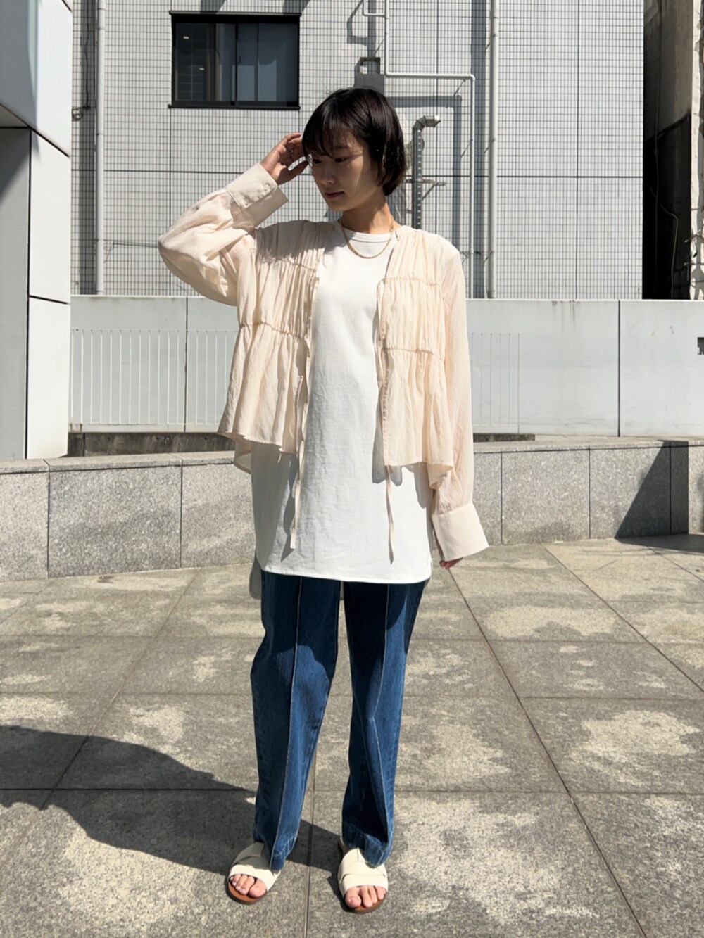 ブルー系のデニムパンツ、ホワイト系のシャツ/ブラウス、ホワイト系のTシャツ/カットソーを着用したレディースの春コーディネートの4枚目の写真