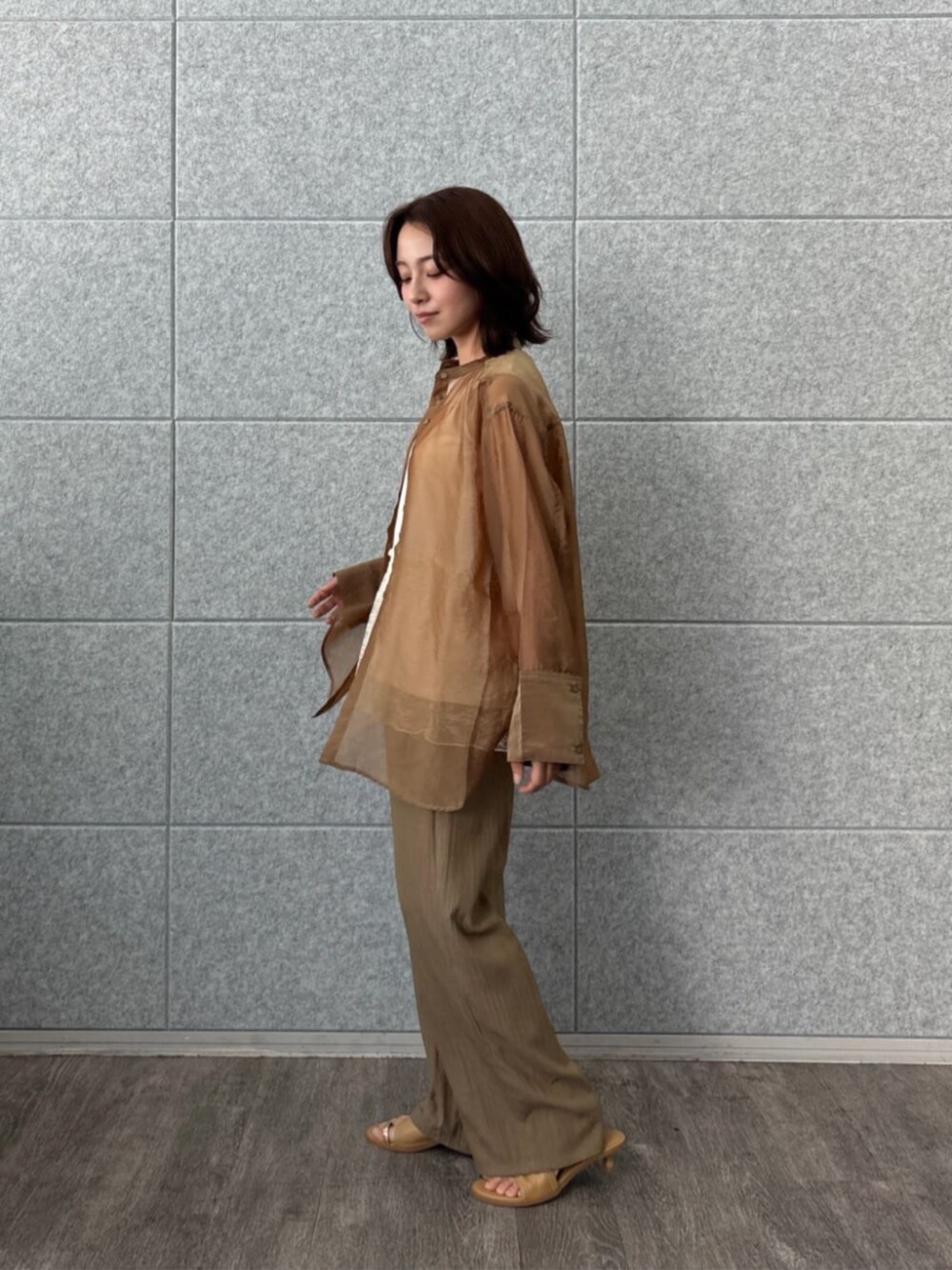 ブラウン系のその他パンツ、ホワイト系のTシャツ/カットソーを着用したレディースの秋コーディネートの4枚目の写真