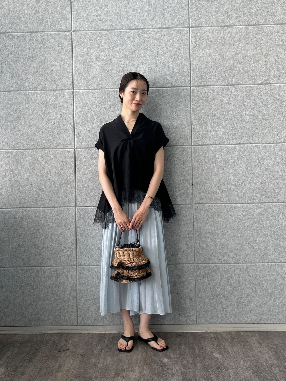 ブラック系のシャツ/ブラウス、ブルー系のその他パンツを着用したレディースの夏コーディネートの6枚目の写真