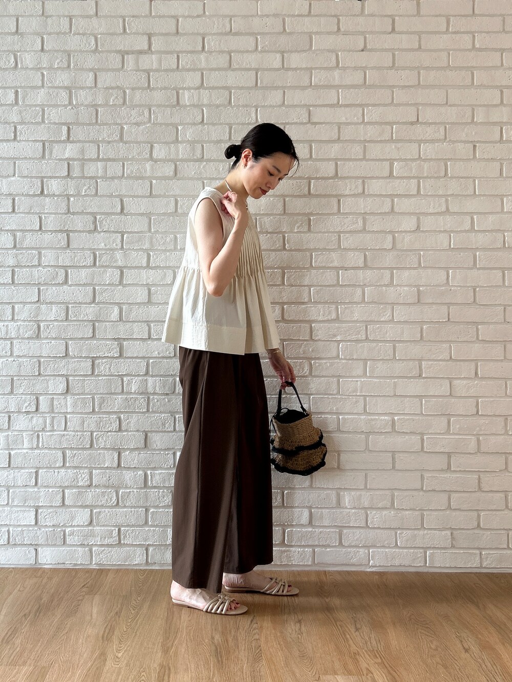 ホワイト系のシャツ/ブラウス、ブラウン系のその他パンツを着用したレディースの春コーディネートの3枚目の写真
