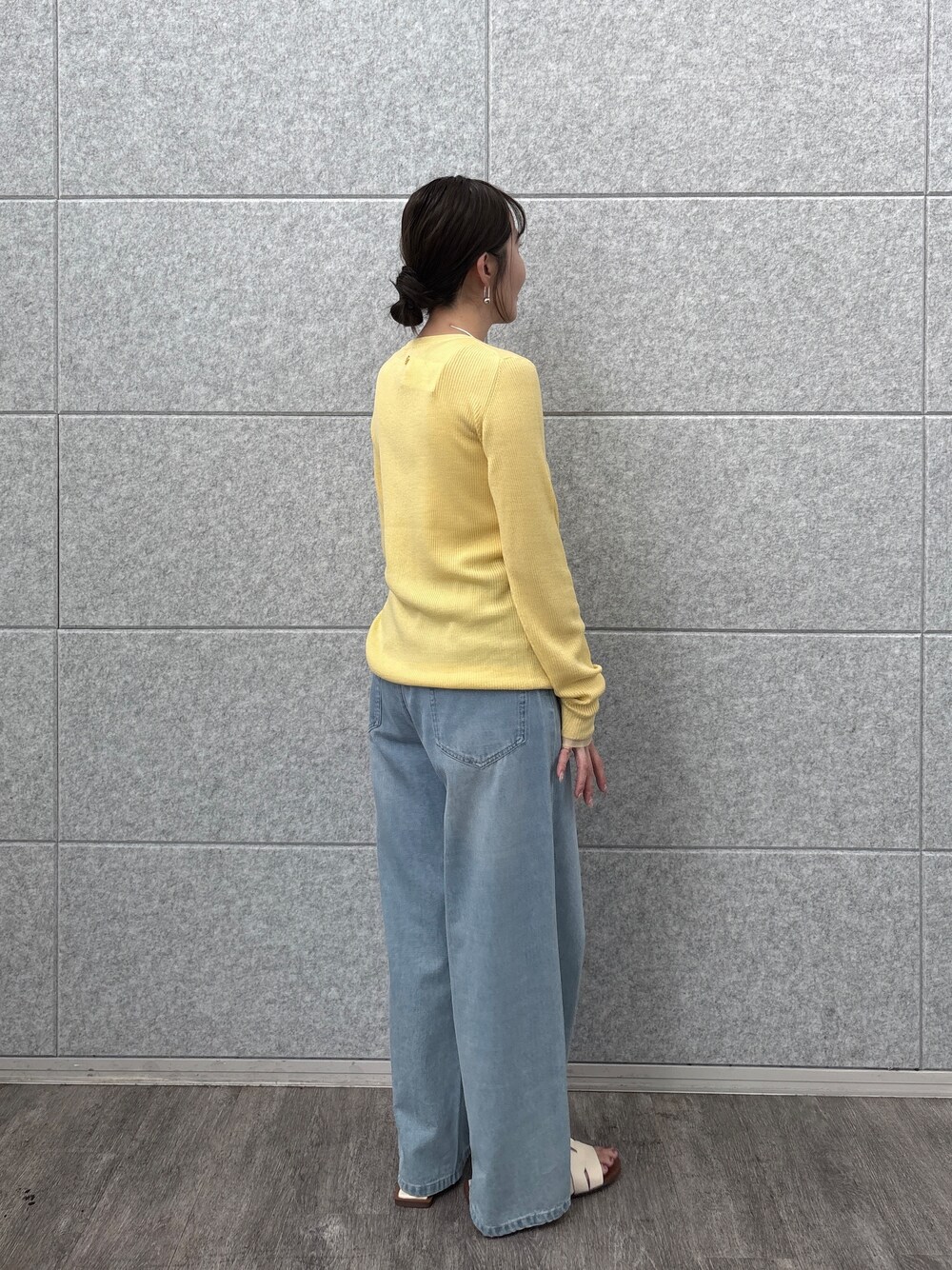イエロー系のカーディガン/ボレロ、ブルー系のデニムパンツを着用したレディースの夏コーディネートの3枚目の写真