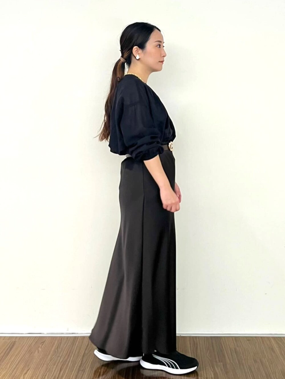 ブラック系のシャツ/ブラウス、グレー系のスカートを着用したレディースの秋コーディネートの3枚目の写真