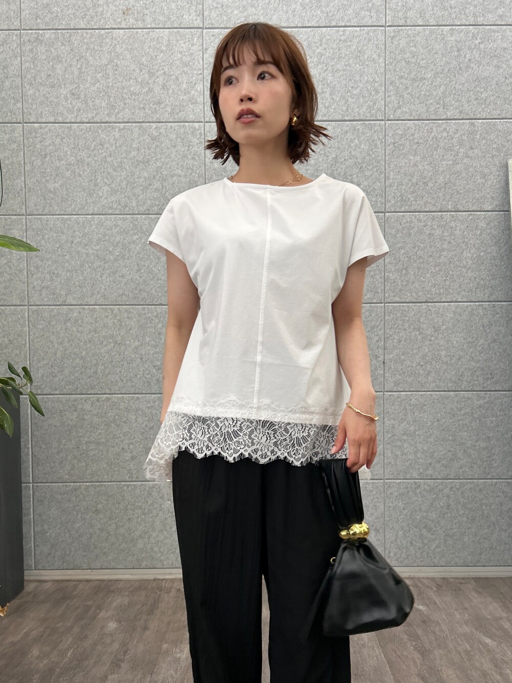 ホワイト系のTシャツ/カットソー、ブラック系のその他パンツを着用したレディースの夏コーディネートの8枚目の写真