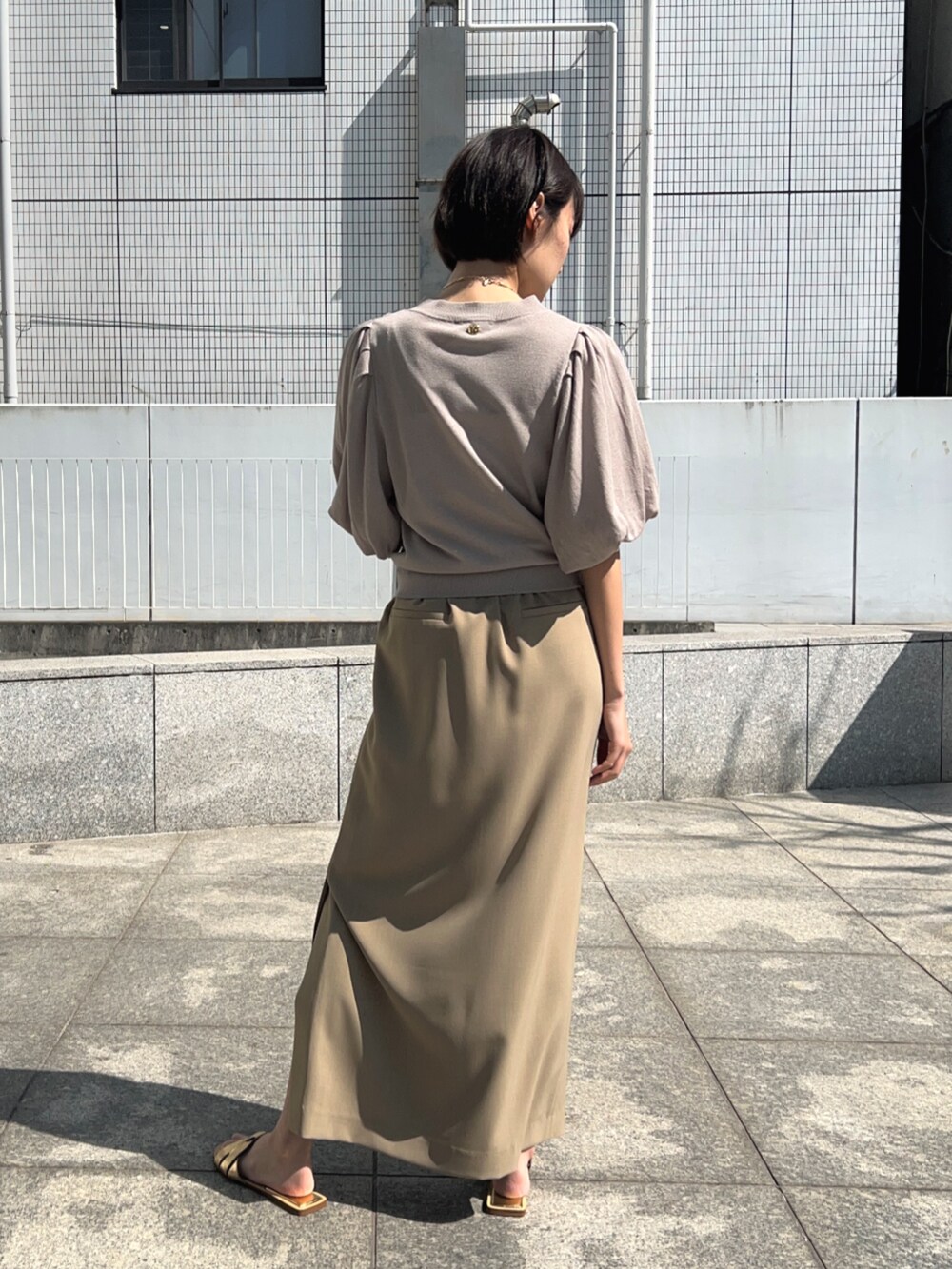 「春色、オトナカジュアル、シンプルスタイル、大人女子、春、淡色コーデ、大人コーデ、お出かけコーデ、ラクチンコーデ、ニット、休日スタイル、オフィスカジュアル、ワントーンコーデ」｜「cloencの【セットアップ／通勤】スリットIラインスカート（スカート、ベージュ系）」を使った、cloencさん（レディース・158cm）の春コーディネートの5枚目の写真