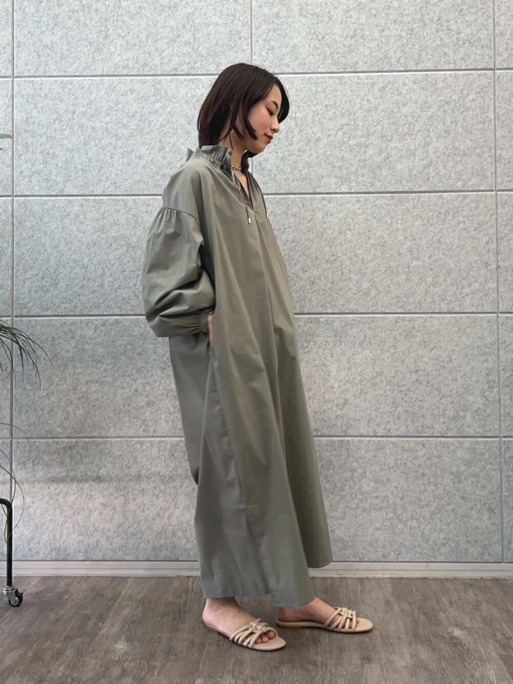 グリーン系のワンピースを着用したレディースの春コーディネートの3枚目の写真