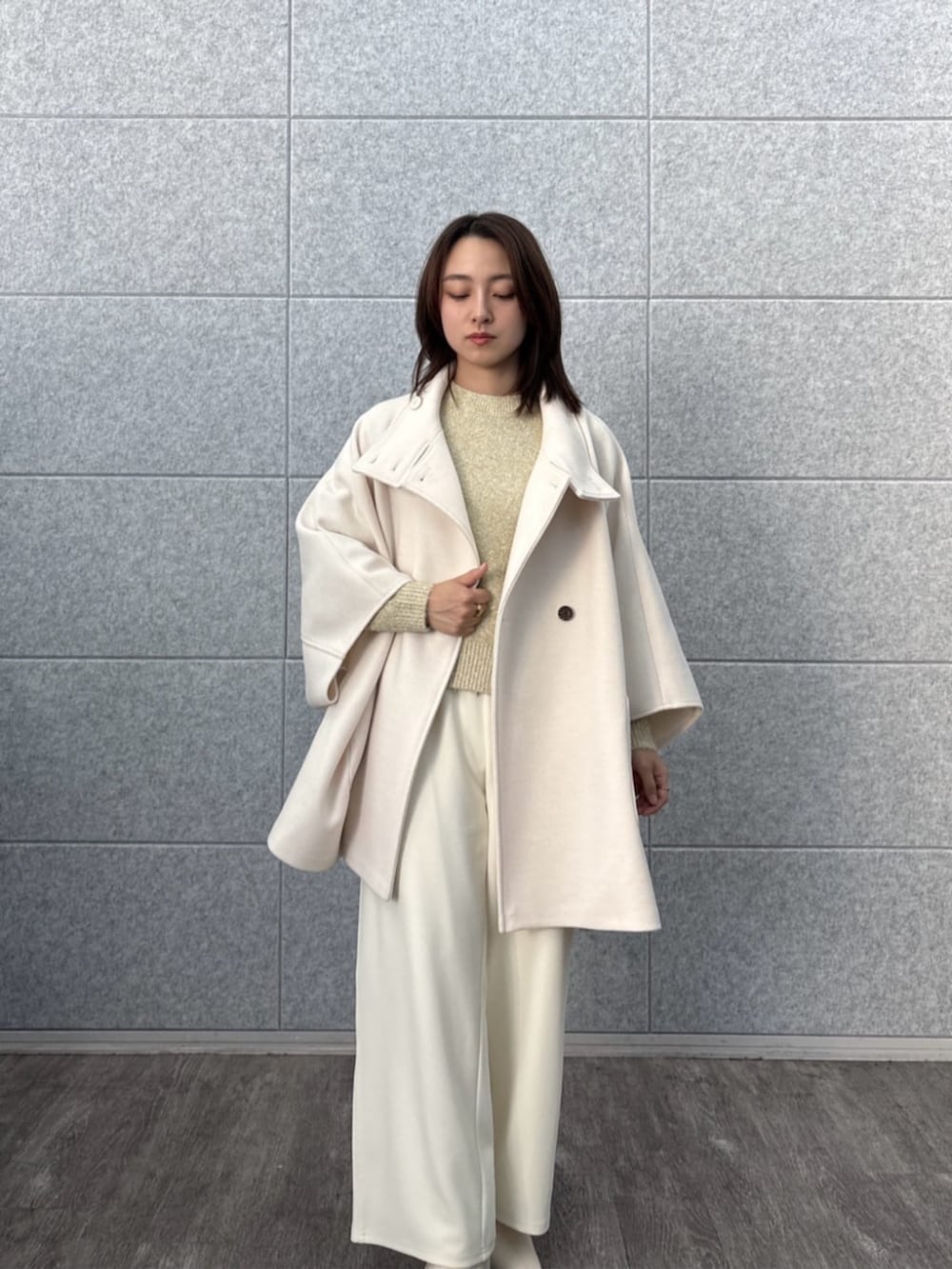 ホワイト系のその他パンツ、ホワイト系のその他アウター、ゴールド系のニット/セーターを着用したレディースの秋コーディネートの5枚目の写真