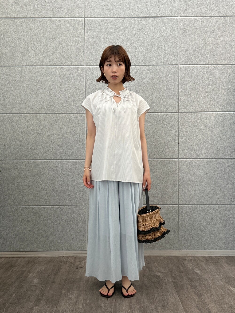 グレー系のシャツ/ブラウス、ブルー系のその他パンツを着用したレディースの夏コーディネートの3枚目の写真