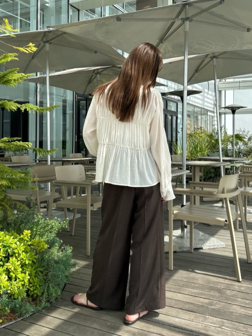 「オープンカラーシャツ、お出かけコーデ、休日スタイル、ワンピース、シンプルコーデ、きれいめカジュアル、夏コーデ、シアートップス、おでかけコーデ、キレイめコーデ、オフィススタイル、キレイめカジュアル、ギャザーブラウス、リボンブラウス」｜「cloencの【手洗い可】リボンギャザーブラウス（シャツ/ブラウス、ホワイト系）」を使った、cloencさん（レディース・163cm）の夏コーディネートの3枚目の写真