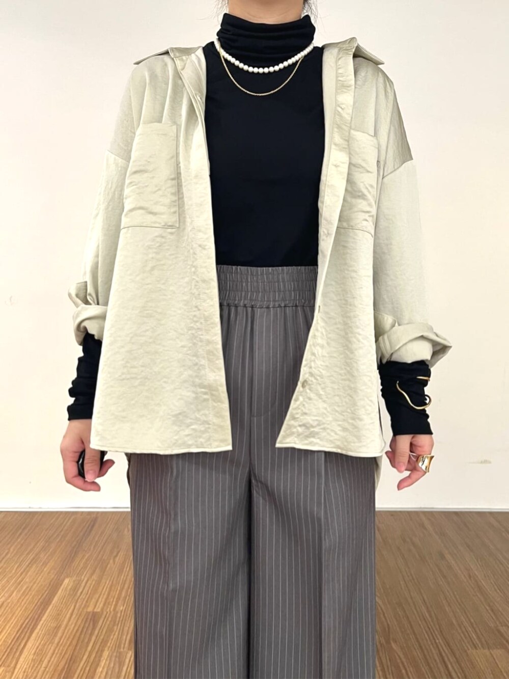 ベージュ系のシャツ/ブラウス、ブラック系のTシャツ/カットソー、グレー系のその他パンツを着用したレディースの秋コーディネートの5枚目の写真