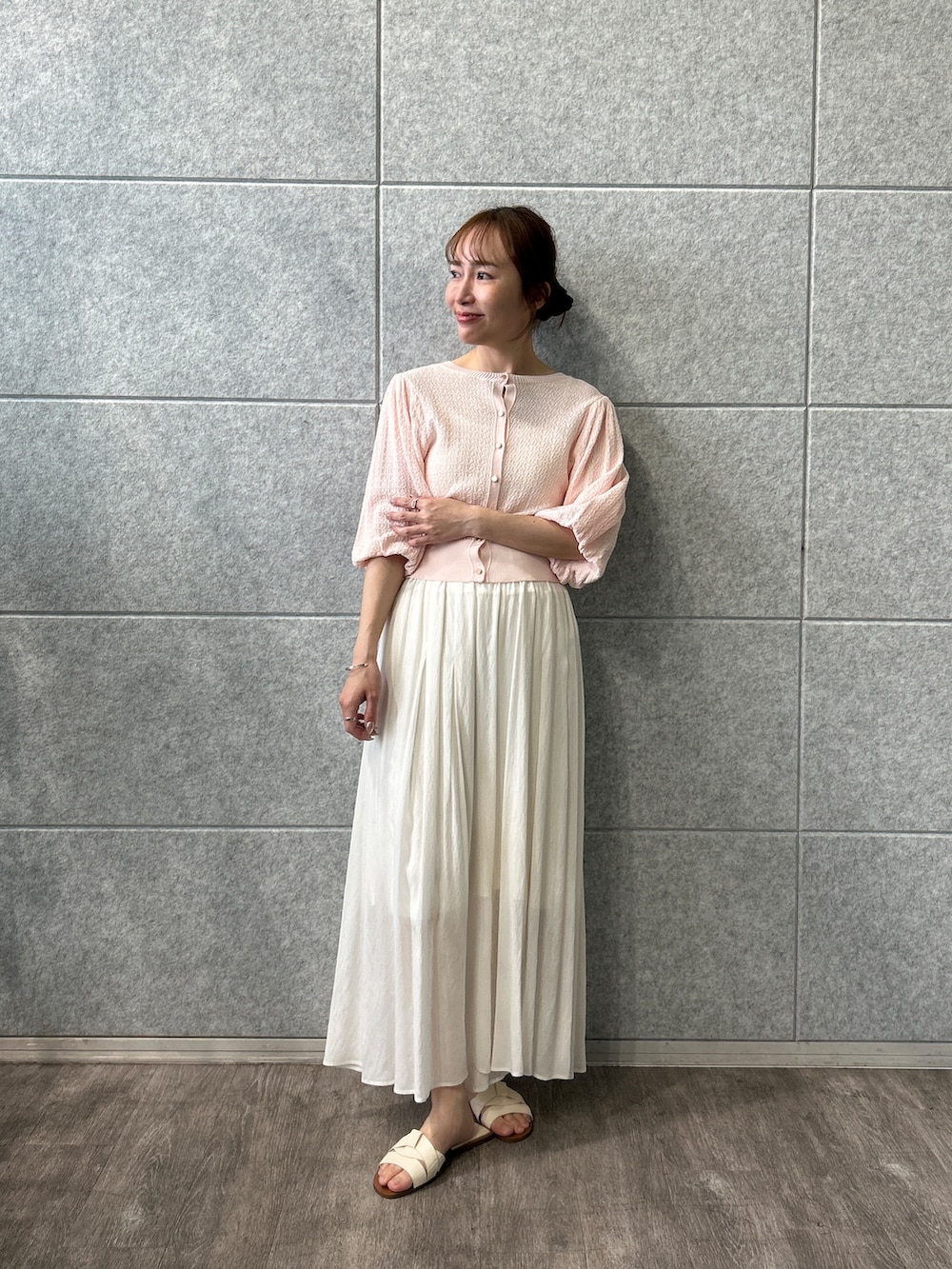 ホワイト系のその他パンツ、ピンク系のカーディガン/ボレロを着用したレディースの春コーディネートの2枚目の写真
