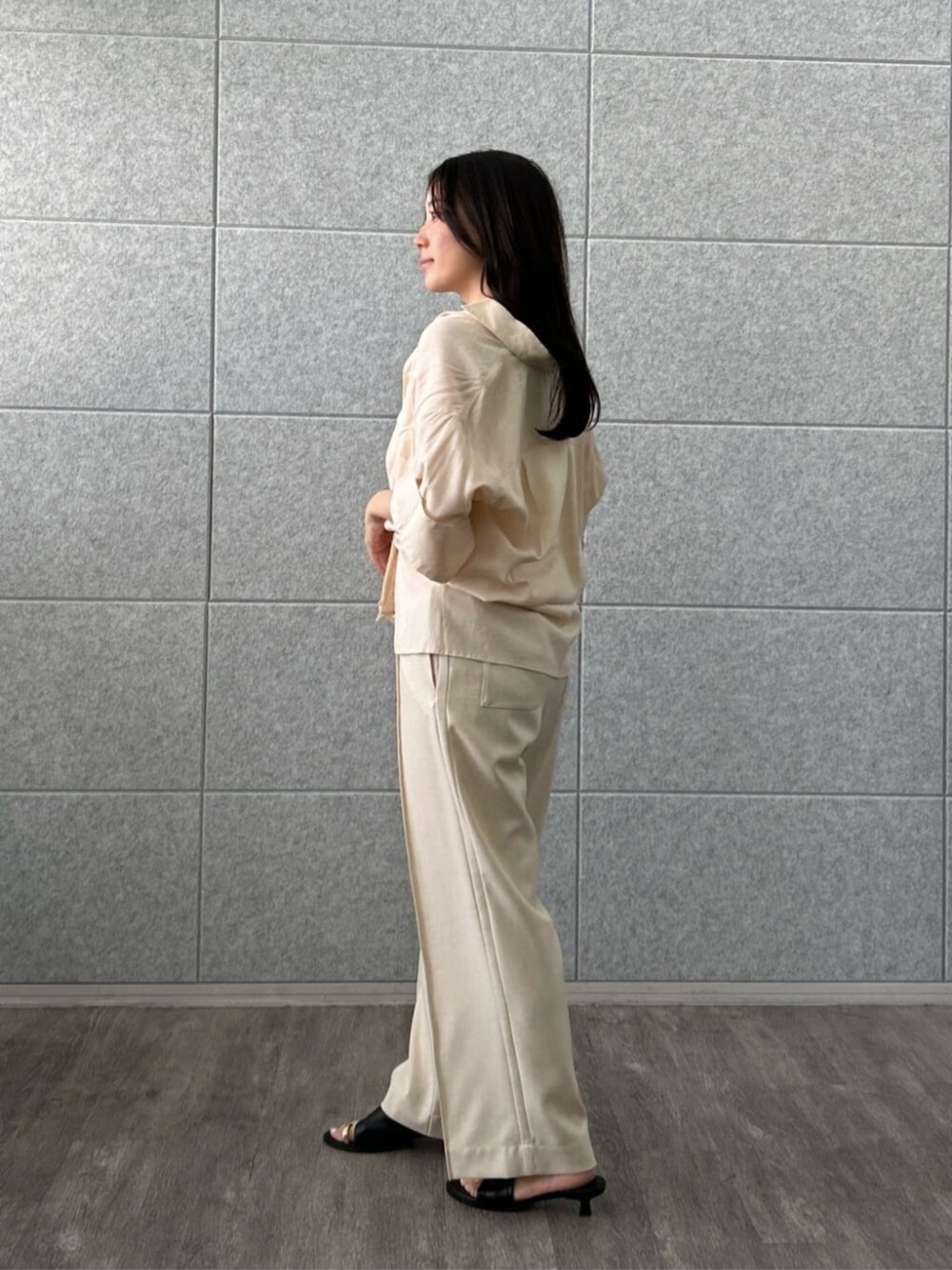 ホワイト系のタンクトップ、ホワイト系のその他パンツ、ベージュ系のシャツ/ブラウスを着用したレディースの夏コーディネートの3枚目の写真