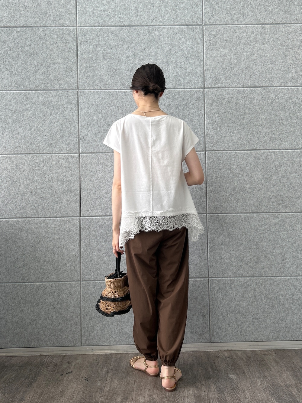 ホワイト系のTシャツ/カットソー、ブラウン系のその他パンツを着用したレディースの夏コーディネートの4枚目の写真