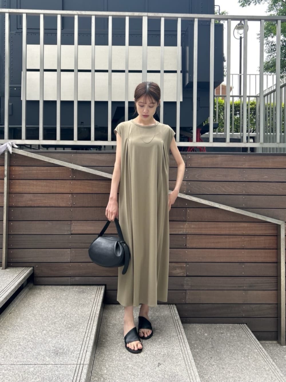 「ノースリーブ、ワンピース、ラクチンコーデ、夏ファッション、オトナカジュアル、カジュアルガーリー、きれいめコーデ、女子会コーデ、ワンピーススタイル、お出かけコーデ、旅行コーデ」｜「cloencの【手洗い可】バックツイストワンピース（ワンピース、グリーン系）」を使った、cloencさん（レディース・163cm）の夏コーディネートの3枚目の写真