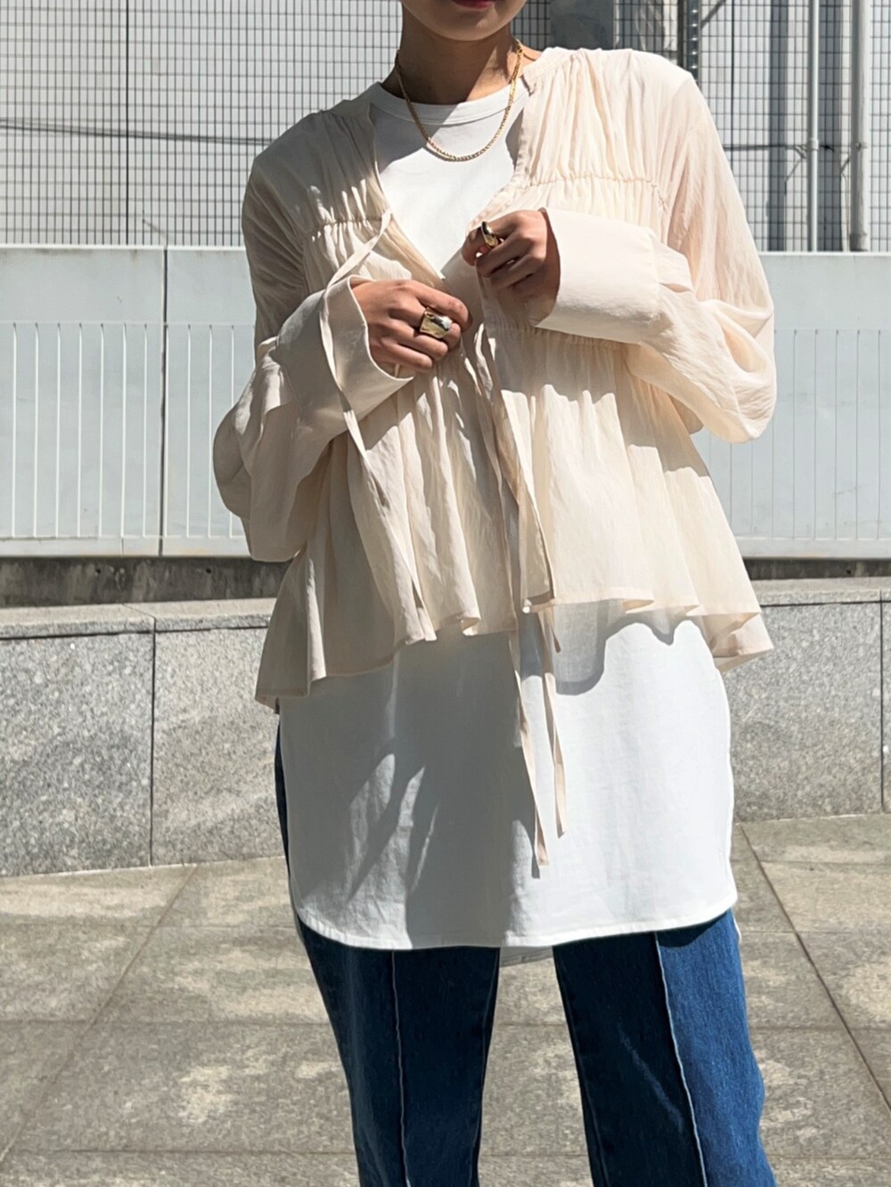 ブルー系のデニムパンツ、ホワイト系のシャツ/ブラウス、ホワイト系のTシャツ/カットソーを着用したレディースの春コーディネートの6枚目の写真