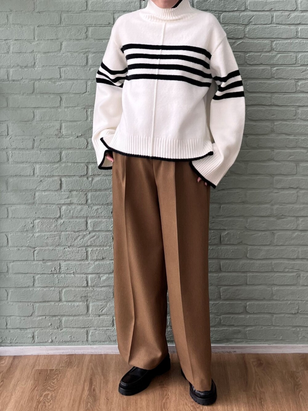イエロー系のその他パンツ、ベージュ系のニット/セーターを着用したレディースの秋コーディネートの2枚目の写真