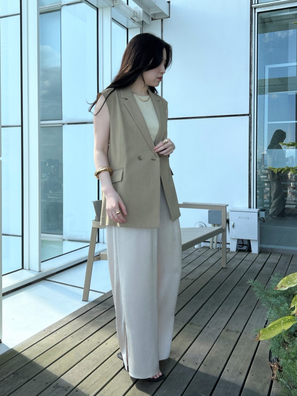 ベージュ系のその他パンツ、ベージュ系のベスト、ベージュ系のタンクトップを着用したレディースの春コーディネートの5枚目の写真