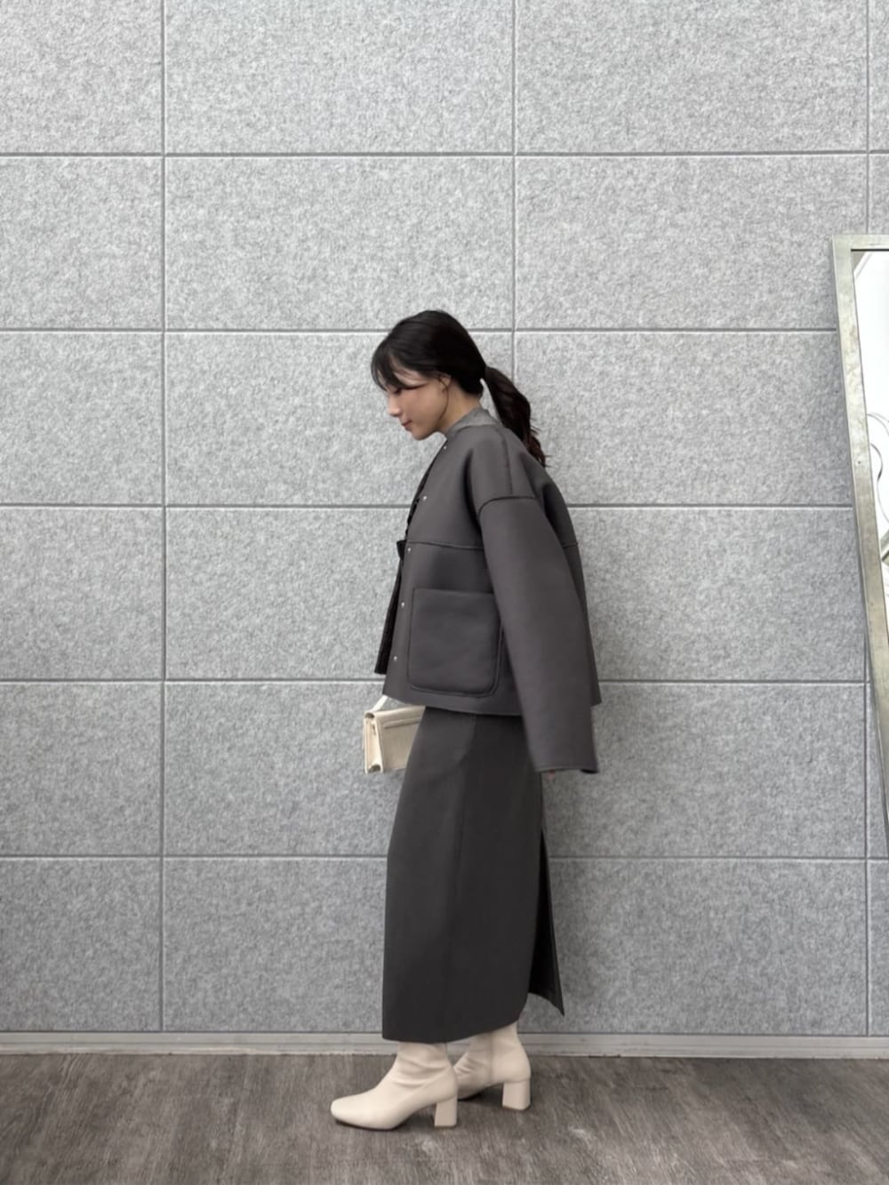 グレー系のニット/セーター、グレー系のワンピース、グレー系のブルゾンを着用したレディースの秋コーディネートの3枚目の写真