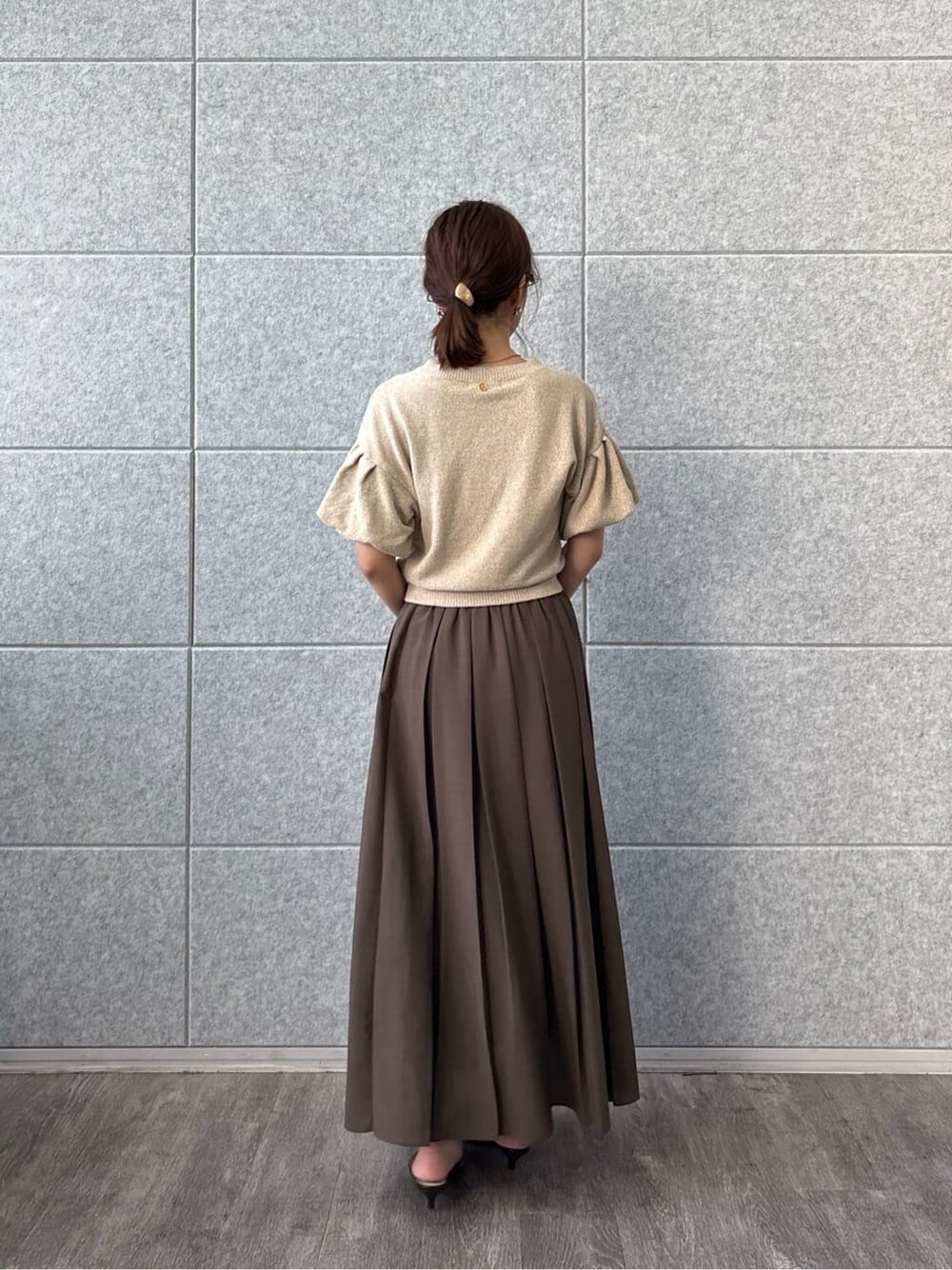 ベージュ系のTシャツ/カットソー、ブラウン系のスカートを着用したレディースの夏コーディネートの5枚目の写真
