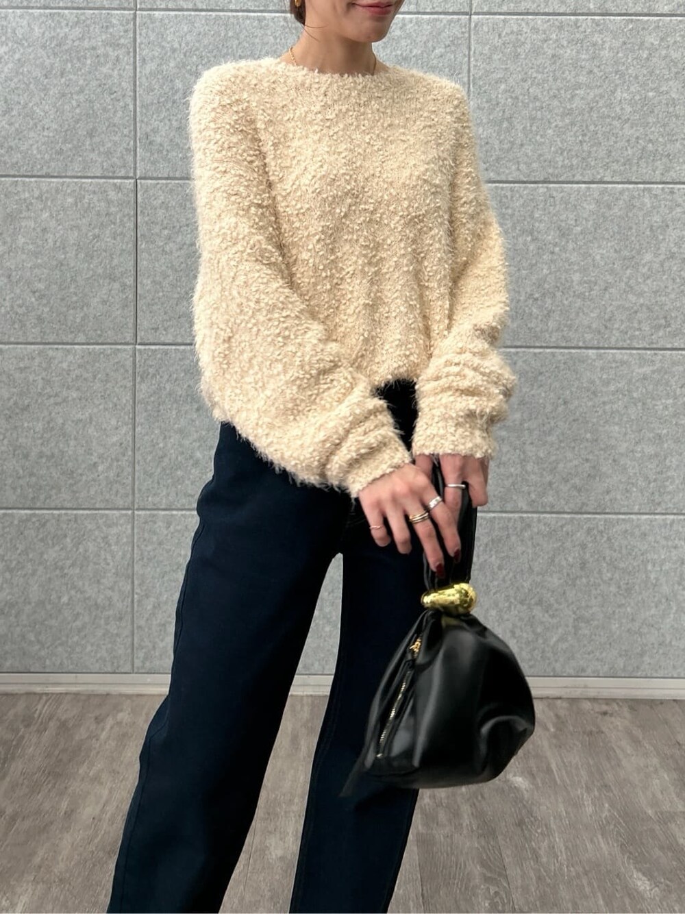 ピンク系のニット/セーター、ブルー系のデニムパンツを着用したレディースの冬コーディネートの8枚目の写真