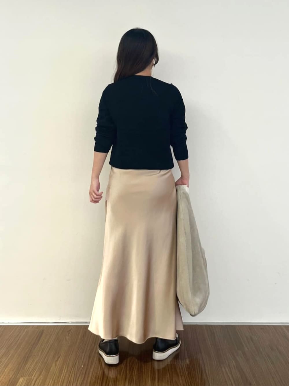 ベージュ系のスカート、ブラック系のカーディガン/ボレロを着用したレディースの秋コーディネートの3枚目の写真