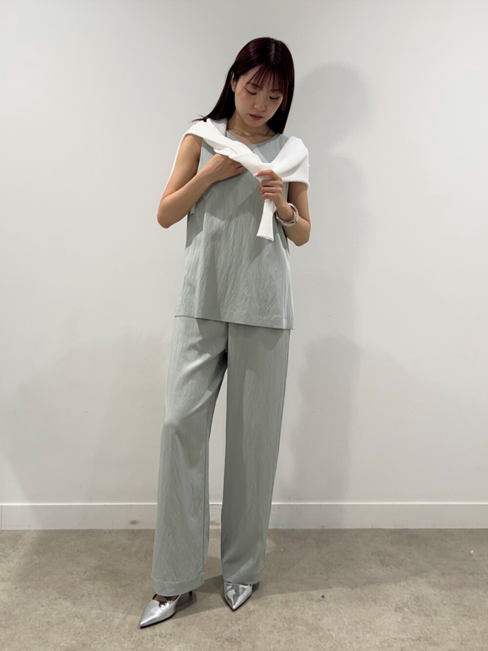 グリーン系のその他パンツ、グリーン系のシャツ/ブラウス、ホワイト系のカーディガン/ボレロを着用したレディースの春コーディネートの4枚目の写真