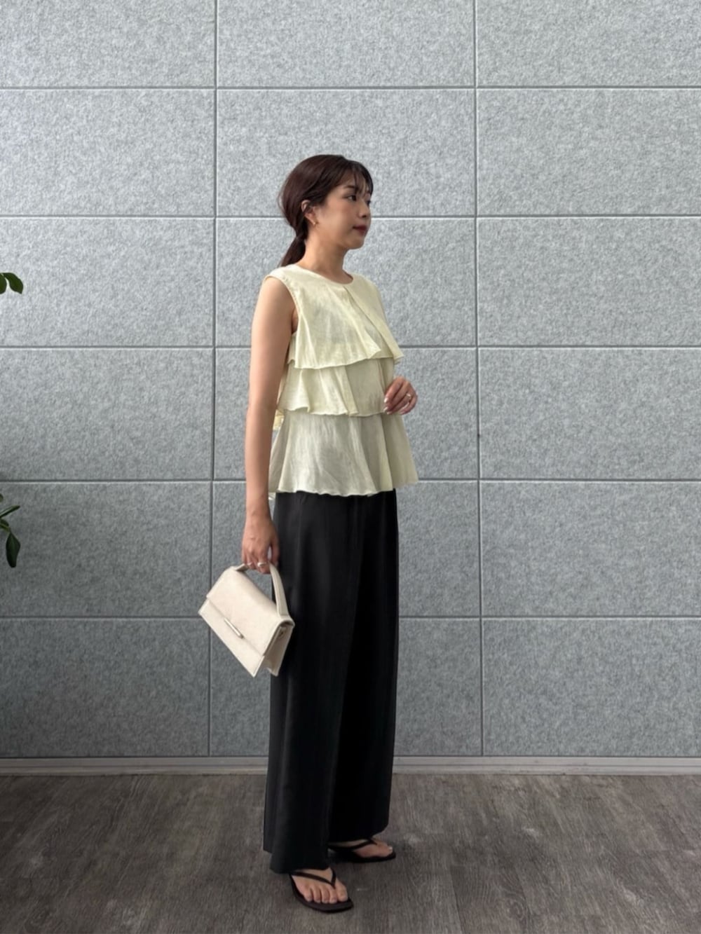 イエロー系のシャツ/ブラウス、グレー系のその他パンツを着用したレディースの夏コーディネートの2枚目の写真