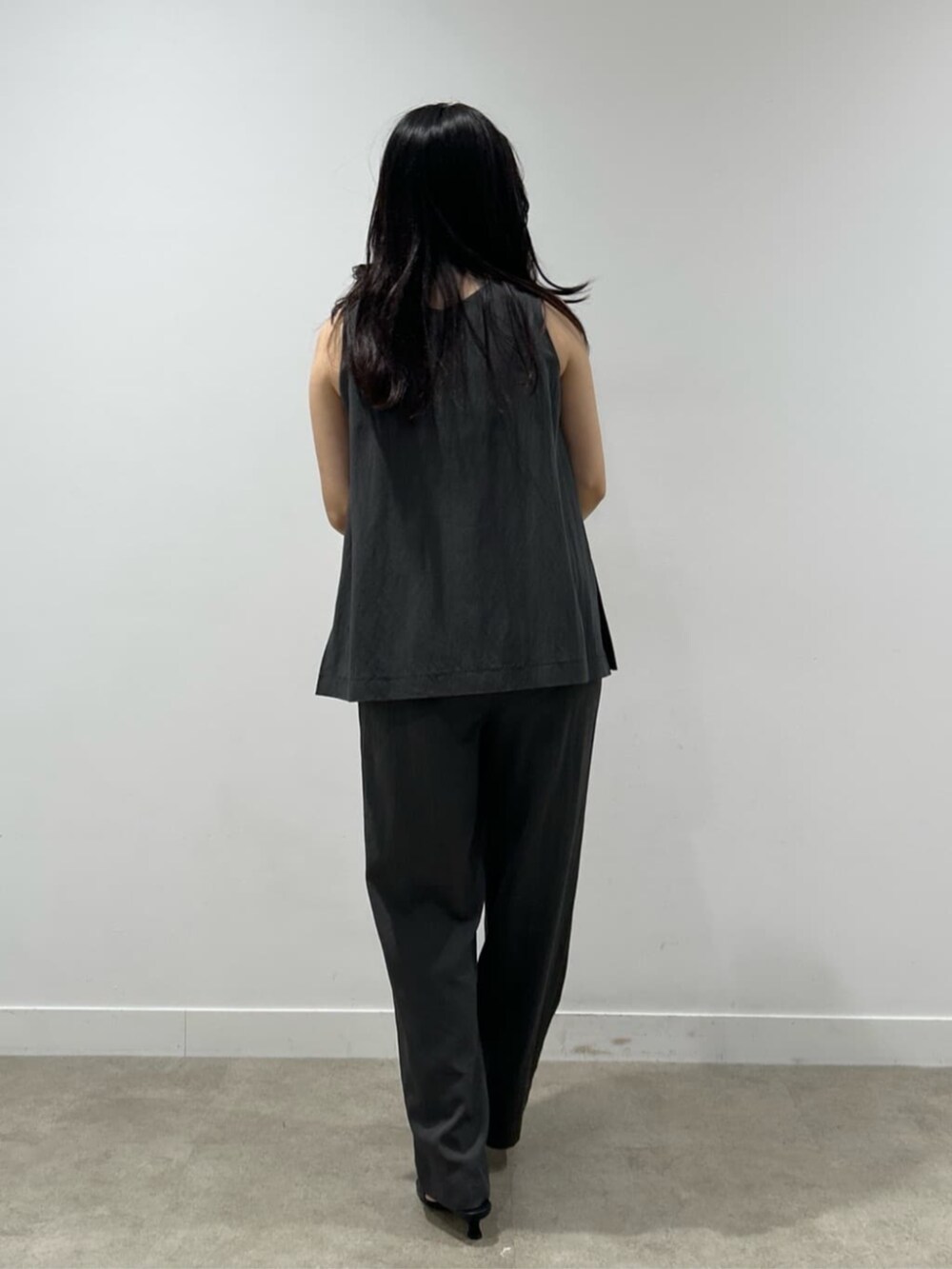 グレー系のその他パンツ、グレー系のシャツ/ブラウスを着用したレディースの春コーディネートの5枚目の写真